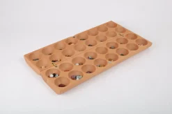 Afrikanisches Brettspiel »Bao« mit Halbedelsteinen.