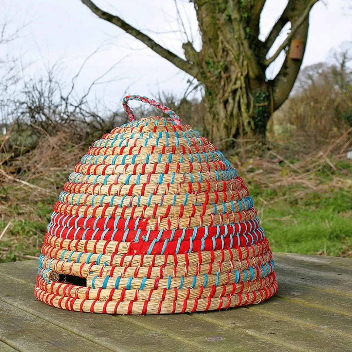 Bienenkorb aus Hogla-Gras und recycelten Sari-Stoffen.