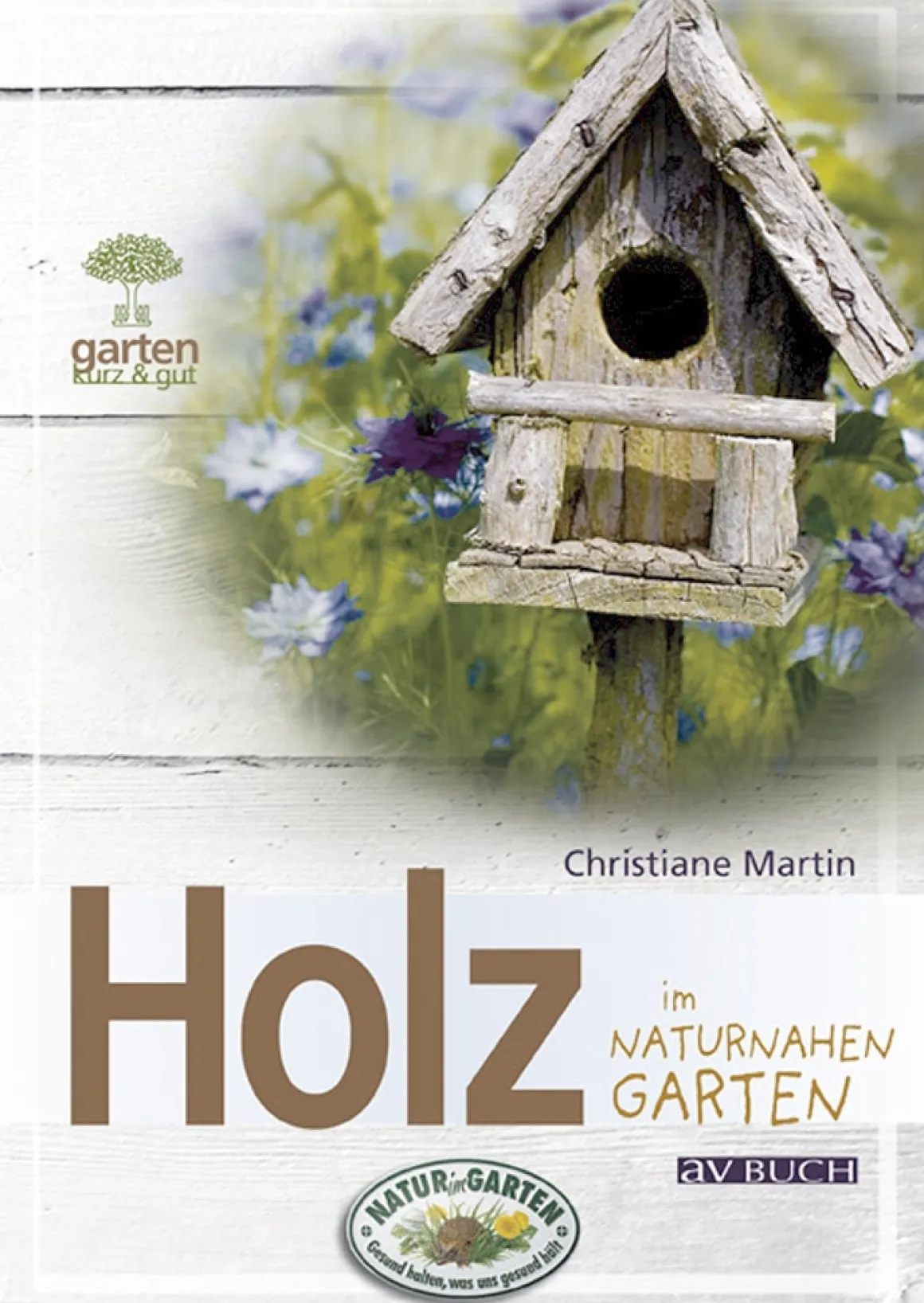 Holz im naturnahen Garten.