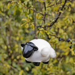 Keramikschaf mit Wolle.