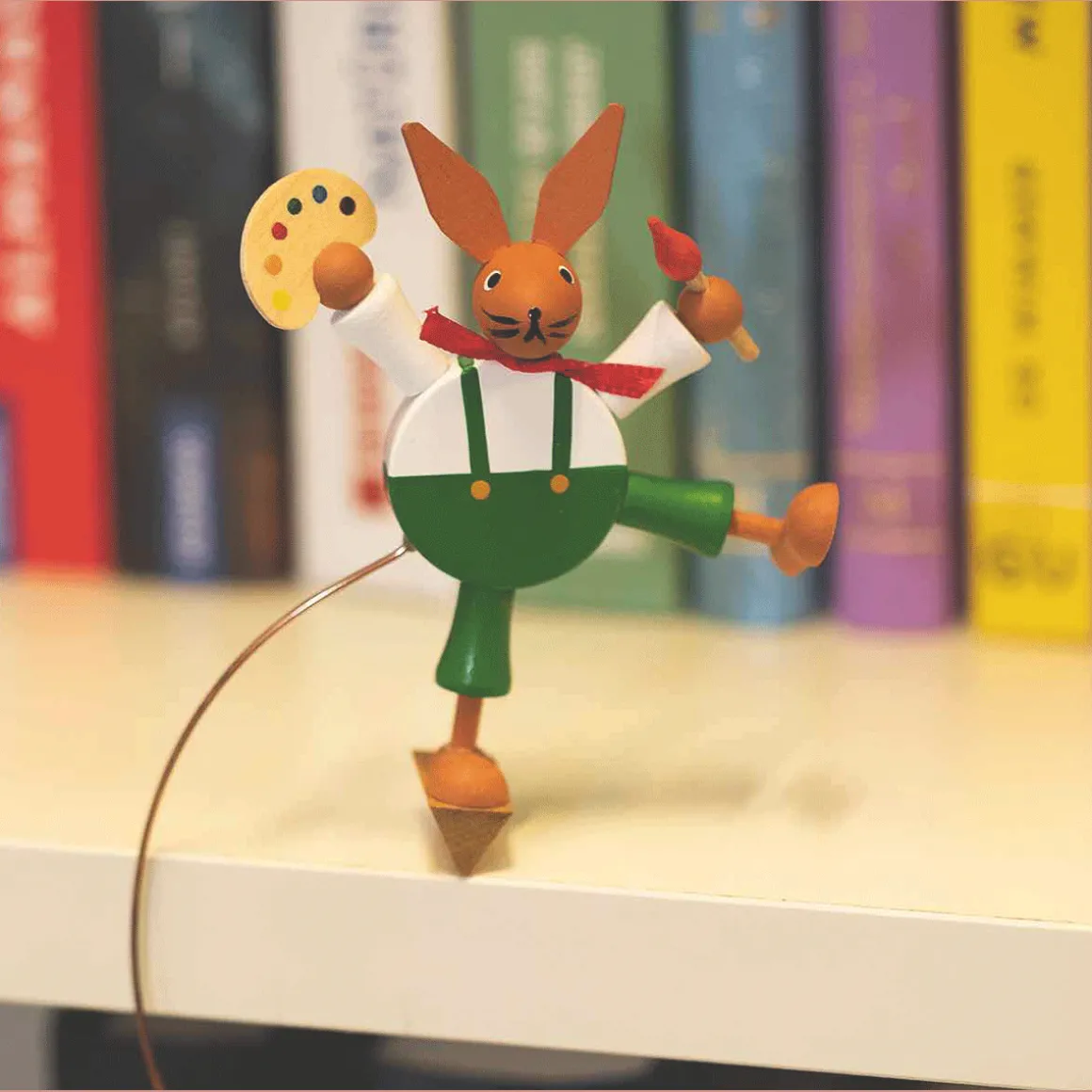 Pendelfigur Osterhase »Eiermaler«.