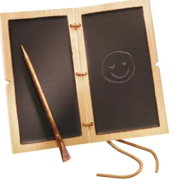 Römische Schreibtafel mit Bronzegriffel.