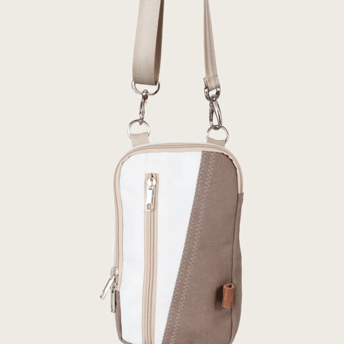 Schulter- und Gürteltasche aus Segeltuch.
