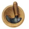 Schweizer Kräutermesser mit Holzschale.