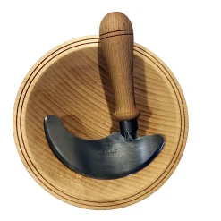 Schweizer Kräutermesser mit Holzschale.
